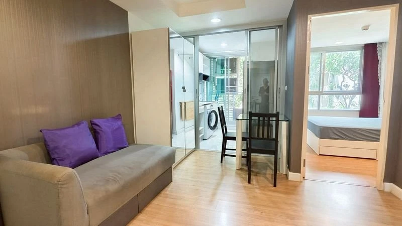 Urgent! Condo for rent at The Kris Ratchada 17, 1 bedroom, 3rd floor, garden view, fully furnished, ready to move in. Don't miss out!