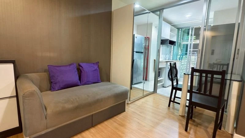 Urgent! Condo for rent at The Kris Ratchada 17, 1 bedroom, 3rd floor, garden view, fully furnished, ready to move in. Don't miss out!