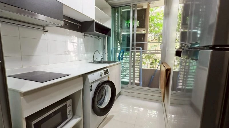 Urgent! Condo for rent at The Kris Ratchada 17, 1 bedroom, 3rd floor, garden view, fully furnished, ready to move in. Don't miss out!