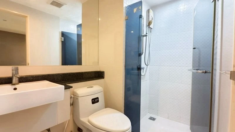 Urgent! Condo for rent at The Kris Ratchada 17, 1 bedroom, 3rd floor, garden view, fully furnished, ready to move in. Don't miss out!