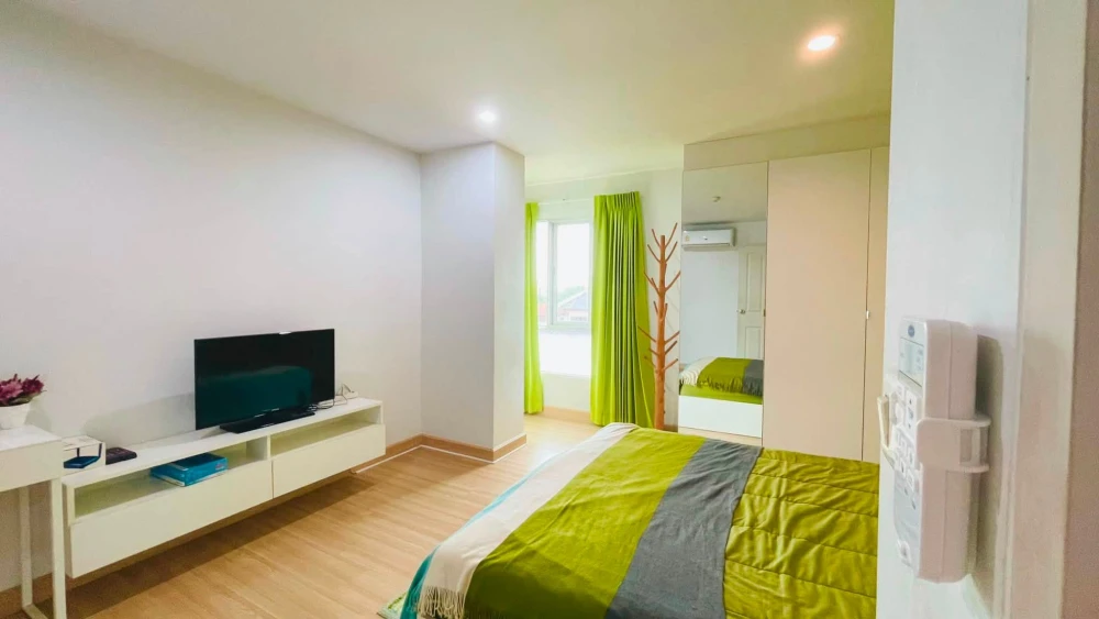 Urgent sale! The Kith Plus Nawamin condo, corner unit, very private, fully furnished with appliances, ready to move in. Buy now!