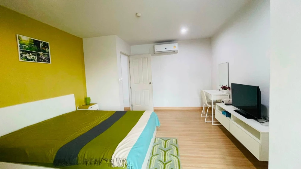 Urgent sale! The Kith Plus Nawamin condo, corner unit, very private, fully furnished with appliances, ready to move in. Buy now!