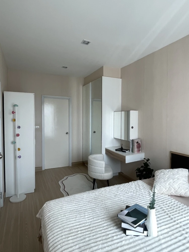 Urgent. Corner room, garden view. Not blocking the view. Simple but very luxurious room decoration. Sell / rent the privacy rewadee.