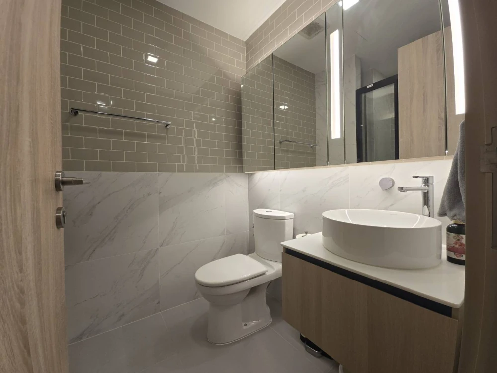 Attention Chulalongkorn and Triam Udom students who prefer spacious rooms! Check out this premium condo for rent: XT Phayathai, 21st floor, prime loca