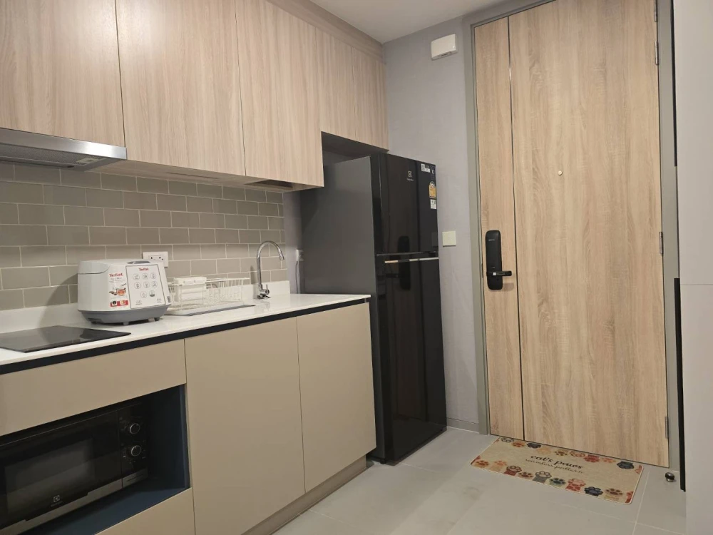 Attention Chulalongkorn and Triam Udom students who prefer spacious rooms! Check out this premium condo for rent: XT Phayathai, 21st floor, prime loca