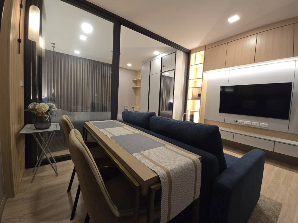 Attention Chulalongkorn and Triam Udom students who prefer spacious rooms! Check out this premium condo for rent: XT Phayathai, 21st floor, prime loca