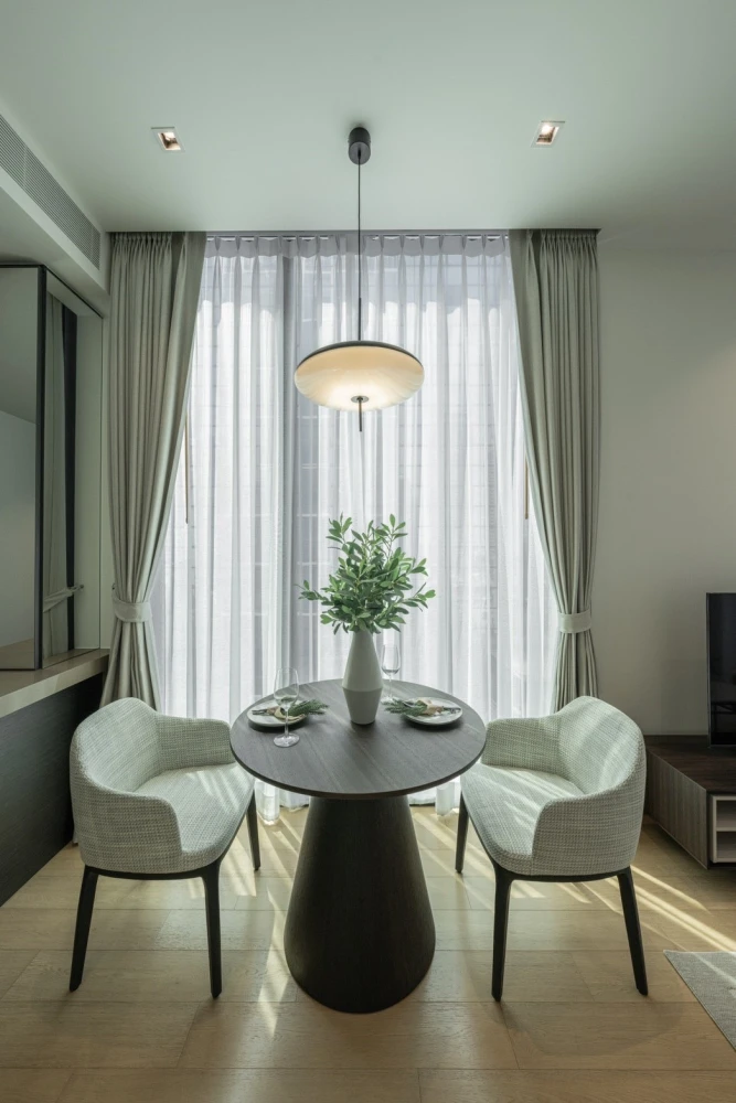 Condo for Rent 28 CHIDLOM ” (BTS Chidlom) Good location, very convenient to travel around Bangkok