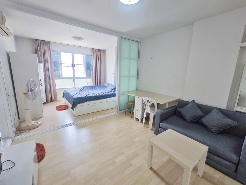 For rent, D condo Ramkhamhaeng 64, 7th floor, fully furnished with furniture from IKEA. Plus a separate kitchen. Book now.
