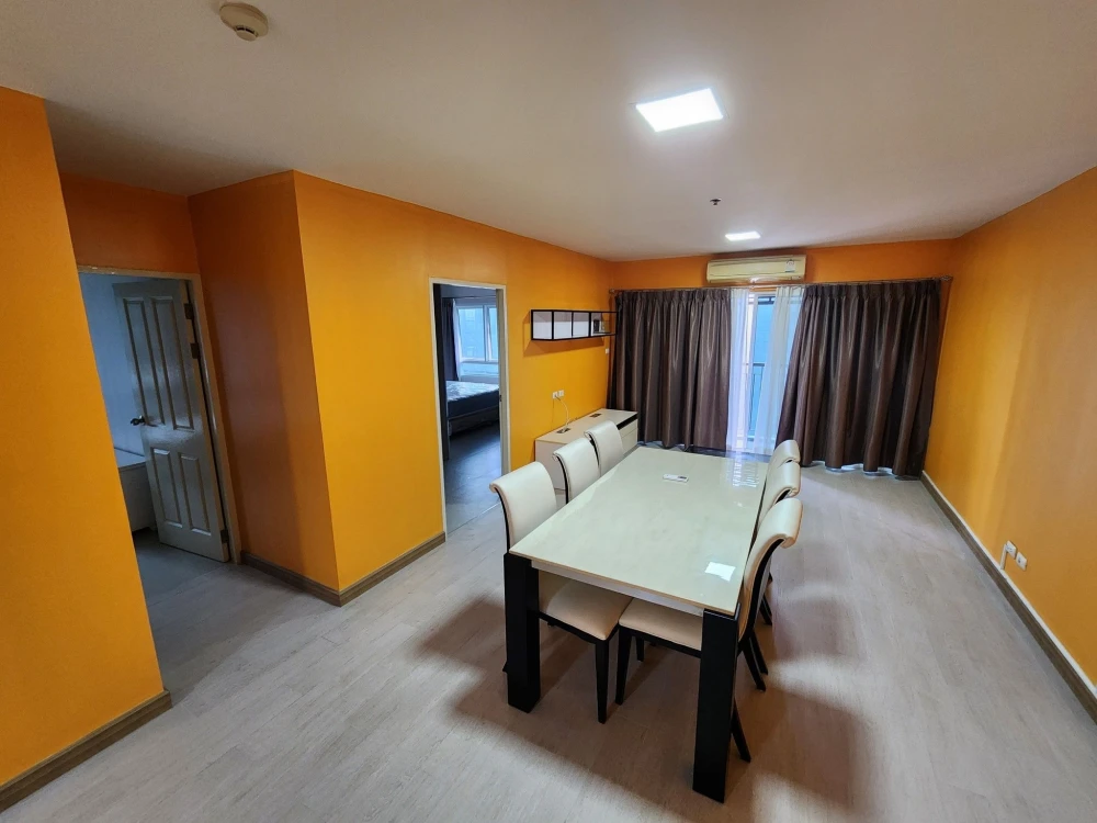 For rent, SIM Vibha-Ladprao, large room, 2 bedrooms, high floor, decorated in bright colors. Good leather sofa. Hurry up to reserve.