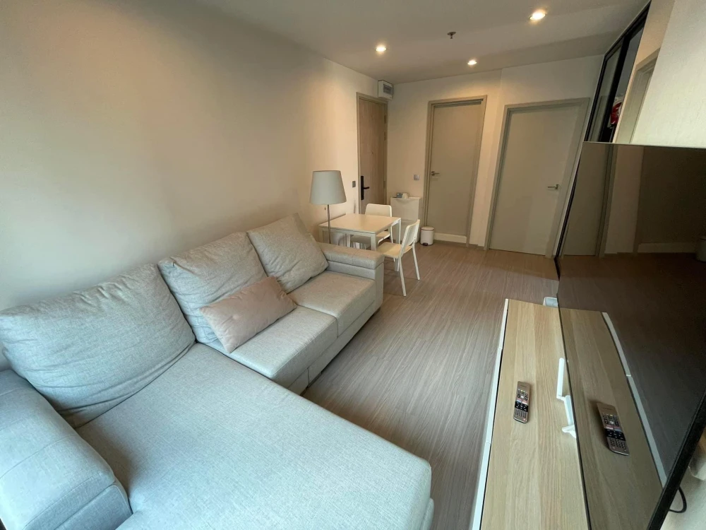 For rent: Aspire Erawan prime, large room, comfortable, 19th floor, high view, hurry and reserve now before you miss out.