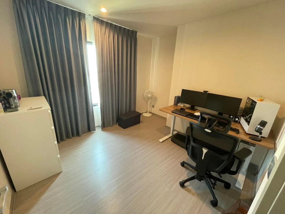 For rent: Aspire Erawan prime, large room, comfortable, 19th floor, high view, hurry and reserve now before you miss out.