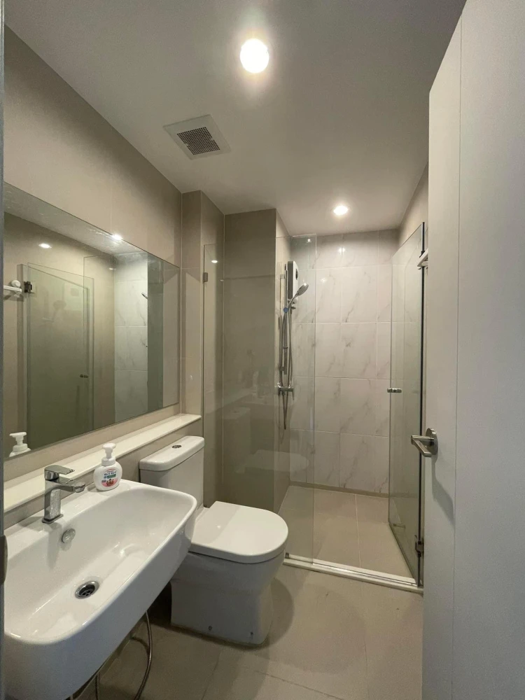For rent: Aspire Erawan prime, large room, comfortable, 19th floor, high view, hurry and reserve now before you miss out.