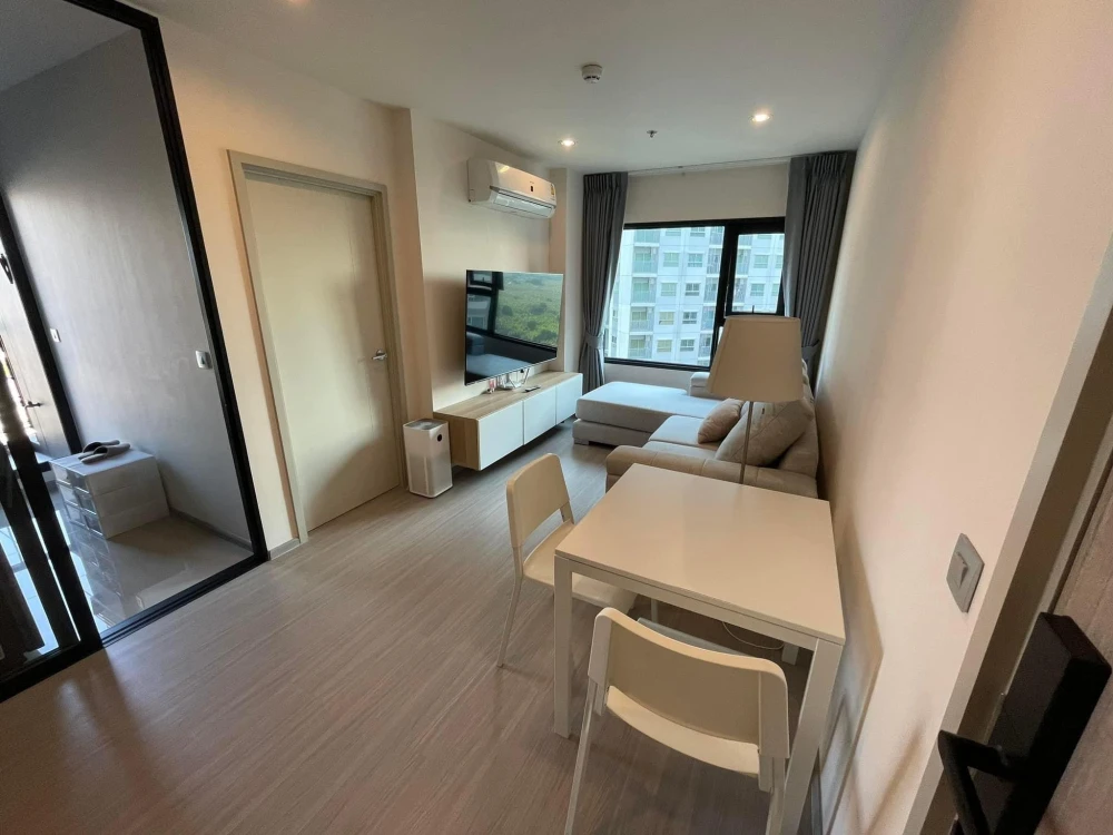 For rent: Aspire Erawan prime, large room, comfortable, 19th floor, high view, hurry and reserve now before you miss out.