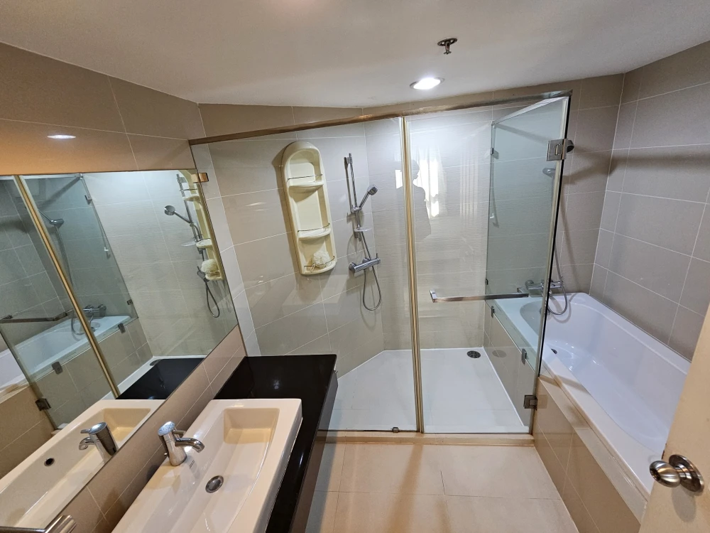 Spacious condo for rent at Belle Grand Rama 9. Excellent living space on the 28th floor with stunning views. Don't miss out!