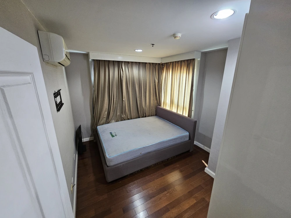 Spacious condo for rent at Belle Grand Rama 9. Excellent living space on the 28th floor with stunning views. Don't miss out!