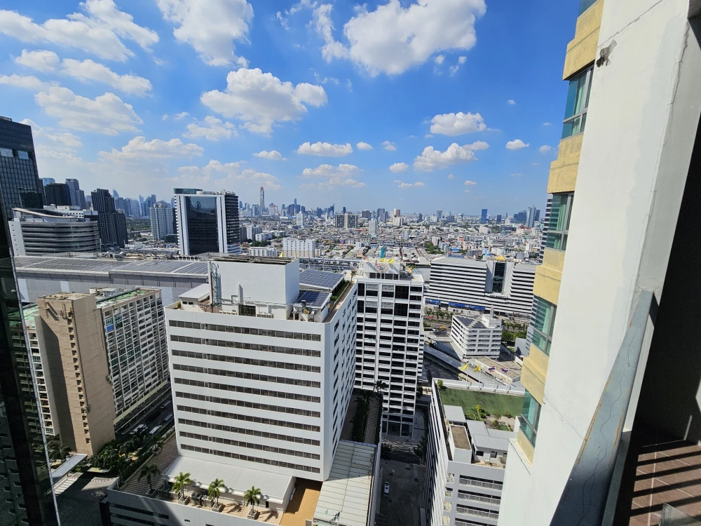 Spacious condo for rent at Belle Grand Rama 9. Excellent living space on the 28th floor with stunning views. Don't miss out!