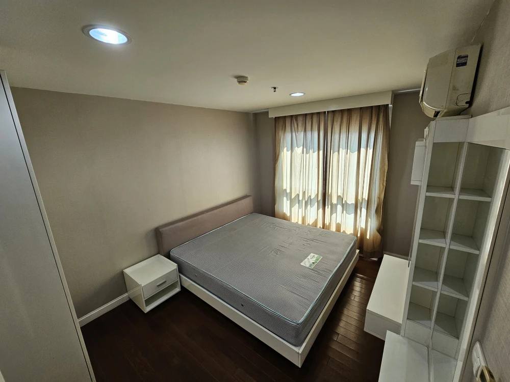 Spacious condo for rent at Belle Grand Rama 9. Excellent living space on the 28th floor with stunning views. Don't miss out!