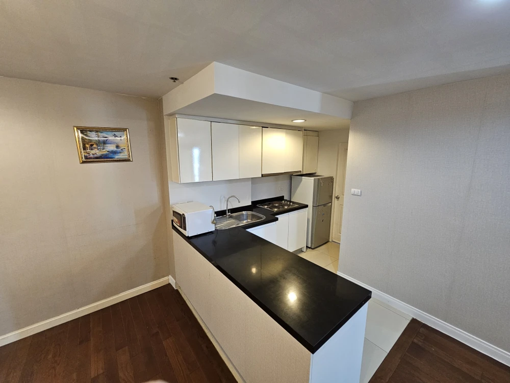 Spacious condo for rent at Belle Grand Rama 9. Excellent living space on the 28th floor with stunning views. Don't miss out!