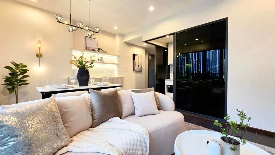 For Rent: C EkaMai – Extra-large 1-bedroom unit (52 sq.m.) offering a comfortable, home-like feel. Located on the 7th floor with a pool view and a spa