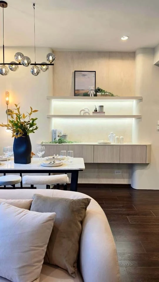 For Rent: C EkaMai – Extra-large 1-bedroom unit (52 sq.m.) offering a comfortable, home-like feel. Located on the 7th floor with a pool view and a spa