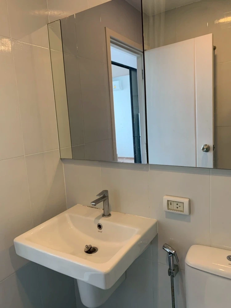 Condo for rent at The Origin Ram 209 Interchange. The unit is partitioned into separate, clearly defined zones. Great price! Book now!