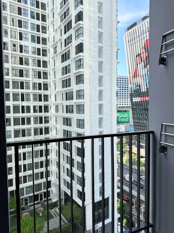 Condolette Midst Rama 9 for rent. Nice unit on the 14th floor with great views. Excellent value. Book today! Don't miss out!
