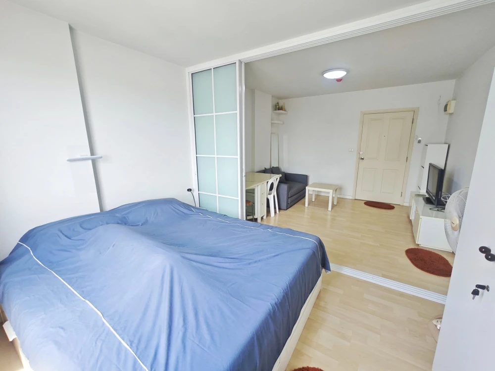 For rent, D condo Ramkhamhaeng 64, 7th floor, fully furnished with furniture from IKEA. Plus a separate kitchen. Book now.