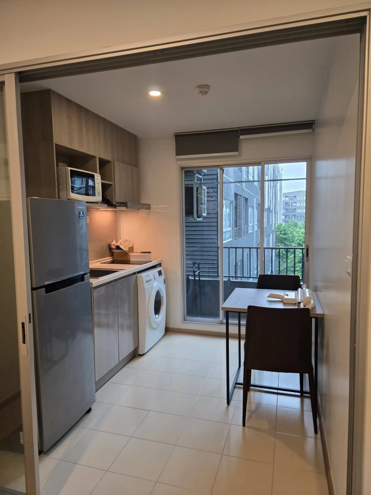 For rent: Elio Del Moss Phahonyothin 34, corner unit, 5th floor, garden and pool view. Amazing price! You don't want to miss this!