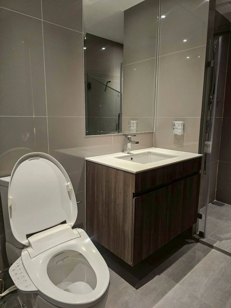 Rent out your spacious and comfortable IDEO MOBI ASOKE condo. Enjoy ample living space and high-quality built-in furnishings. Everything you need is r