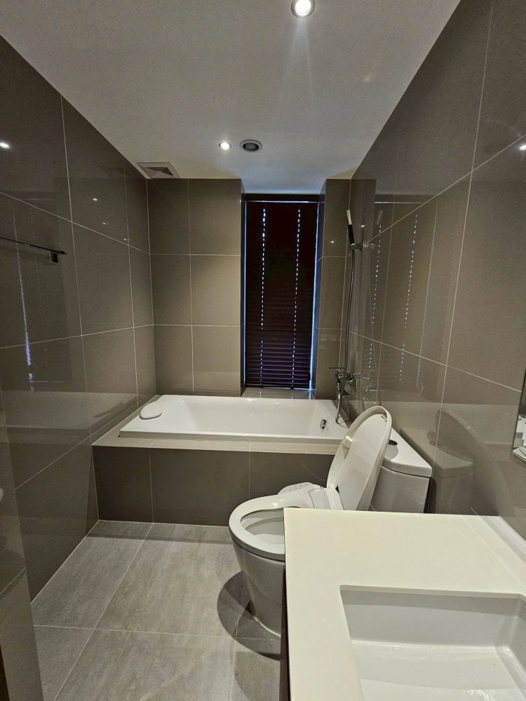 Rent out your spacious and comfortable IDEO MOBI ASOKE condo. Enjoy ample living space and high-quality built-in furnishings. Everything you need is r