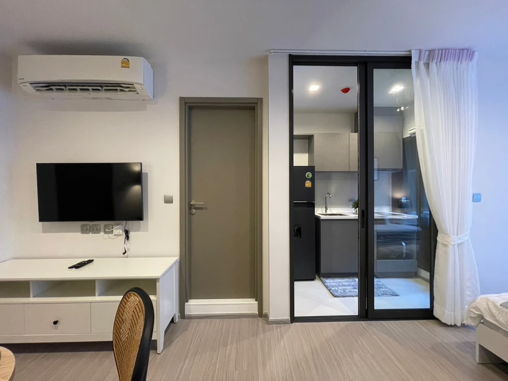 For rent Life Asoke Hype, the best location near MRT Rama 9 (walkable!), ready to move in immediately.