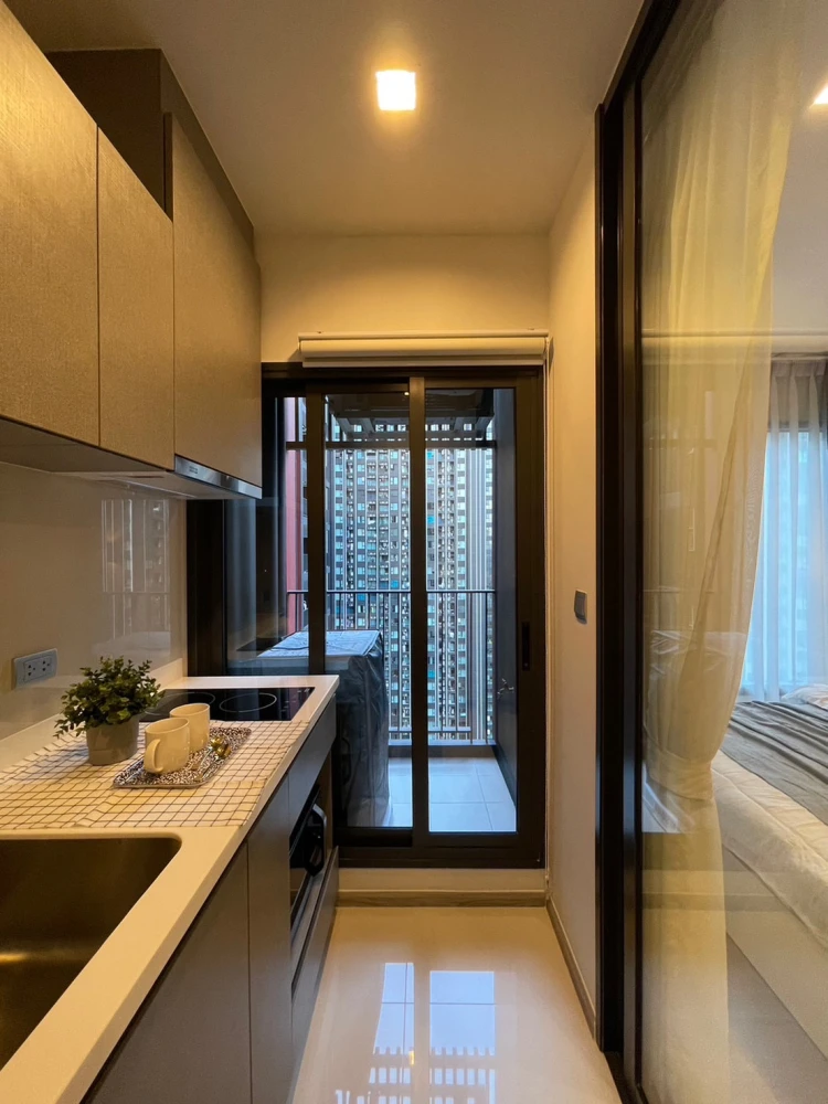 For rent Life Asoke Hype, the best location near MRT Rama 9 (walkable!), ready to move in immediately.
