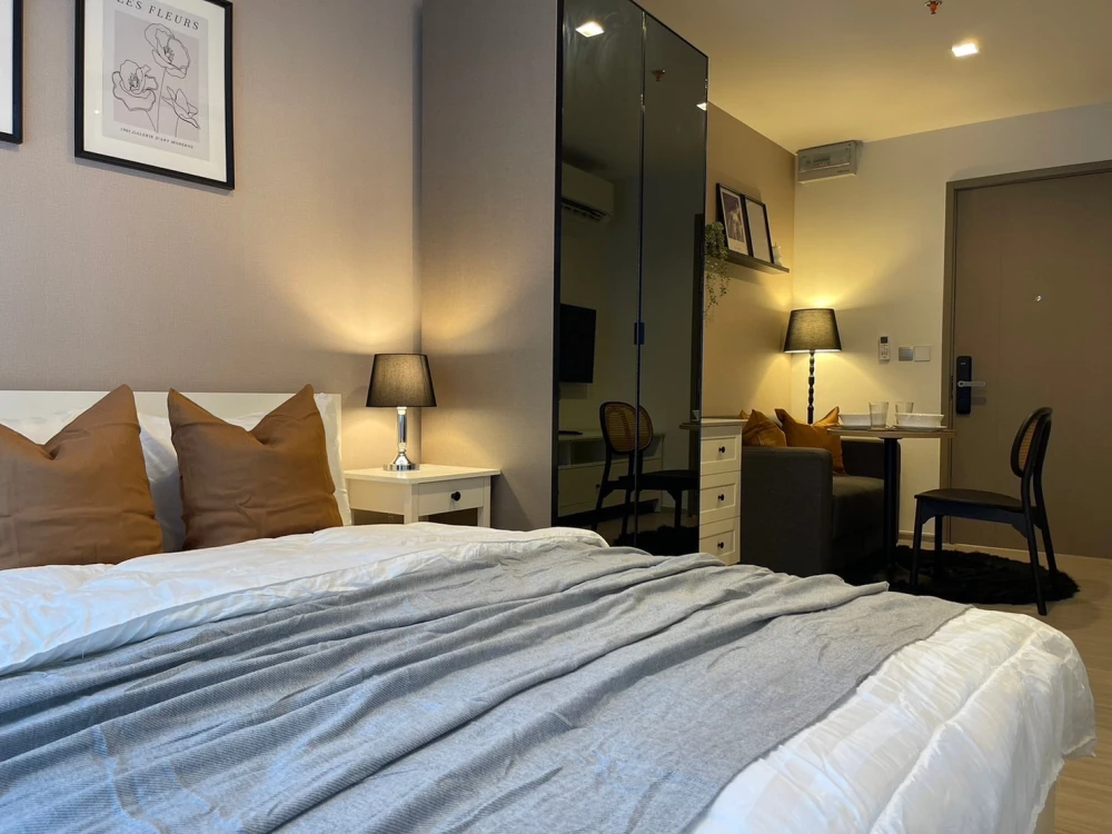 For rent Life Asoke Hype, the best location near MRT Rama 9 (walkable!), ready to move in immediately.