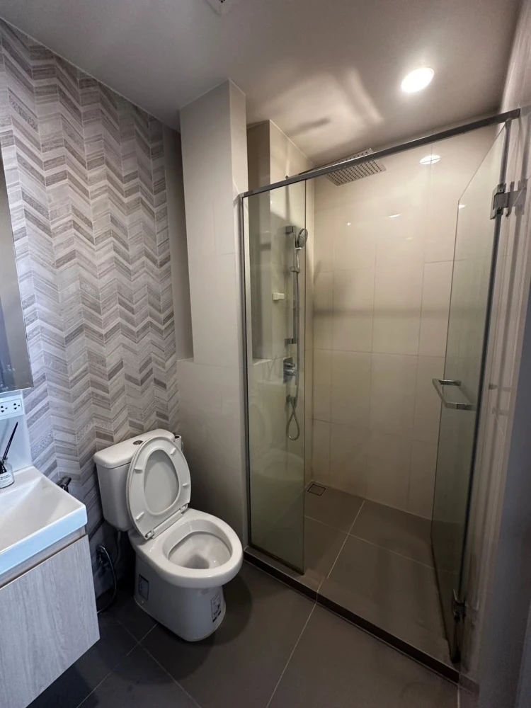 Oka Haus Sukhumvit 36 ​​for rent. The unit is decorated in a warm and inviting minimalist and modern style, offering stunning views of the Chao Phraya