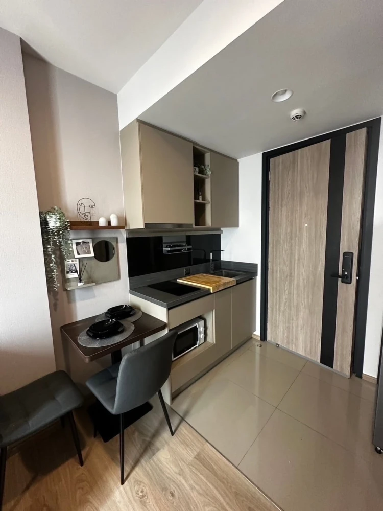 Oka Haus Sukhumvit 36 ​​for rent. The unit is decorated in a warm and inviting minimalist and modern style, offering stunning views of the Chao Phraya