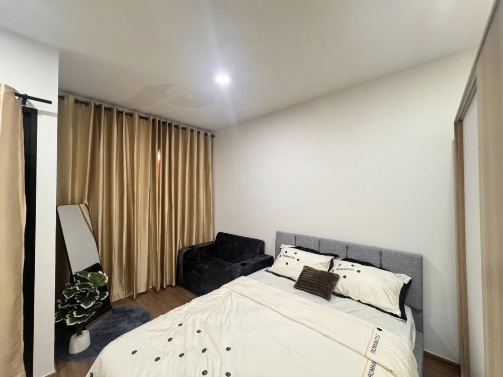Studio room for rent at The LIVIN Phetkasem, 33rd floor, high floor with view. Fully furnished with appliances. Book now!
