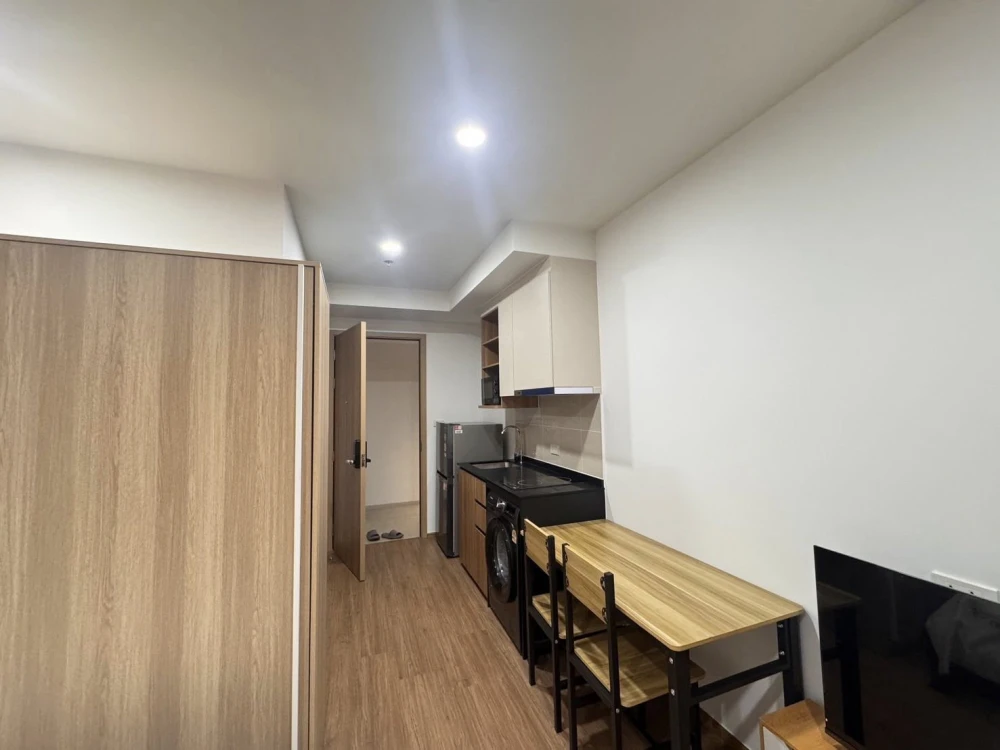 Studio room for rent at The LIVIN Phetkasem, 33rd floor, high floor with view. Fully furnished with appliances. Book now!