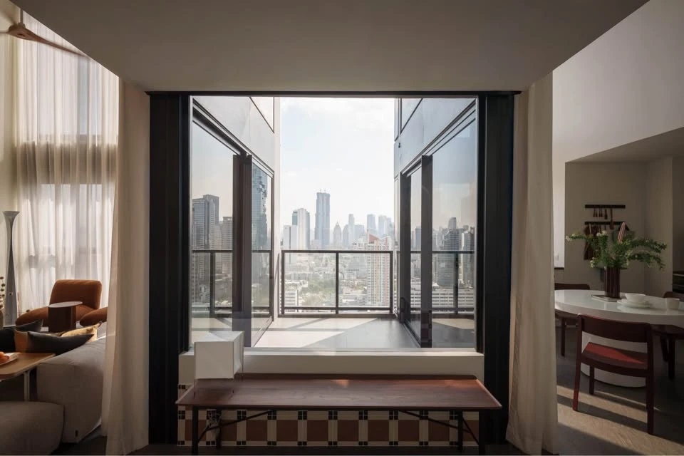 For rent: The Lofts Silom Duplex, 2 bedrooms, 2 bathrooms, 5.6-meter high ceilings, 29th floor, East-facing with city view. Book now!