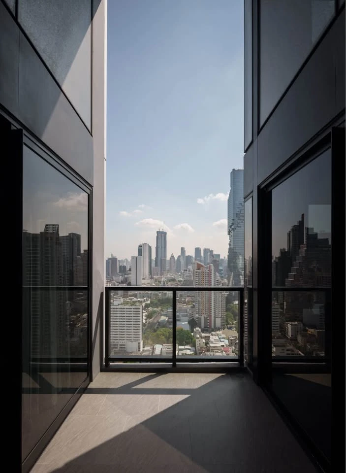 For rent: The Lofts Silom Duplex, 2 bedrooms, 2 bathrooms, 5.6-meter high ceilings, 29th floor, East-facing with city view. Book now!
