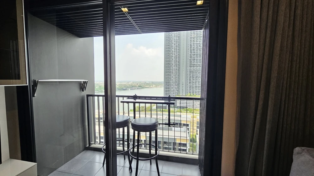 For rent: The Politan Rive, ready to move in, lots of usable space, 18th floor, river view, hurry and reserve.