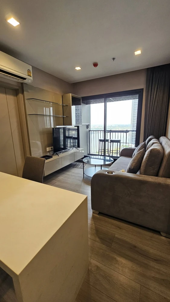 For rent: The Politan Rive, ready to move in, lots of usable space, 18th floor, river view, hurry and reserve.