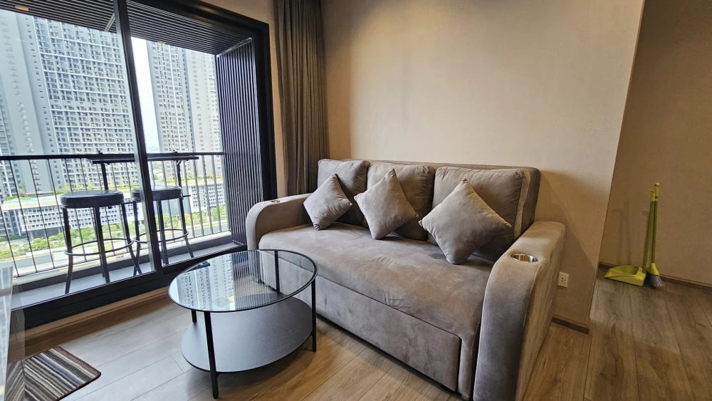 For rent: The Politan Rive, ready to move in, lots of usable space, 18th floor, river view, hurry and reserve.