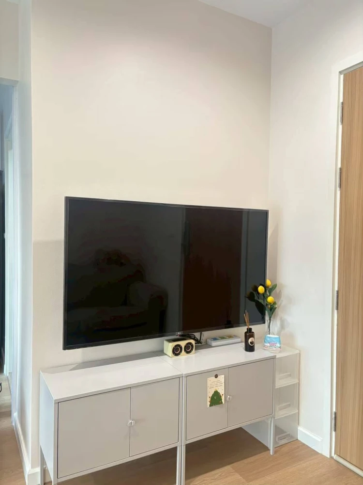 For rent: The Stage Taopoon-Interchange, 36th floor, featuring a view of the Chao Phraya River bend. This minimalist-style unit is one you shouldn't m