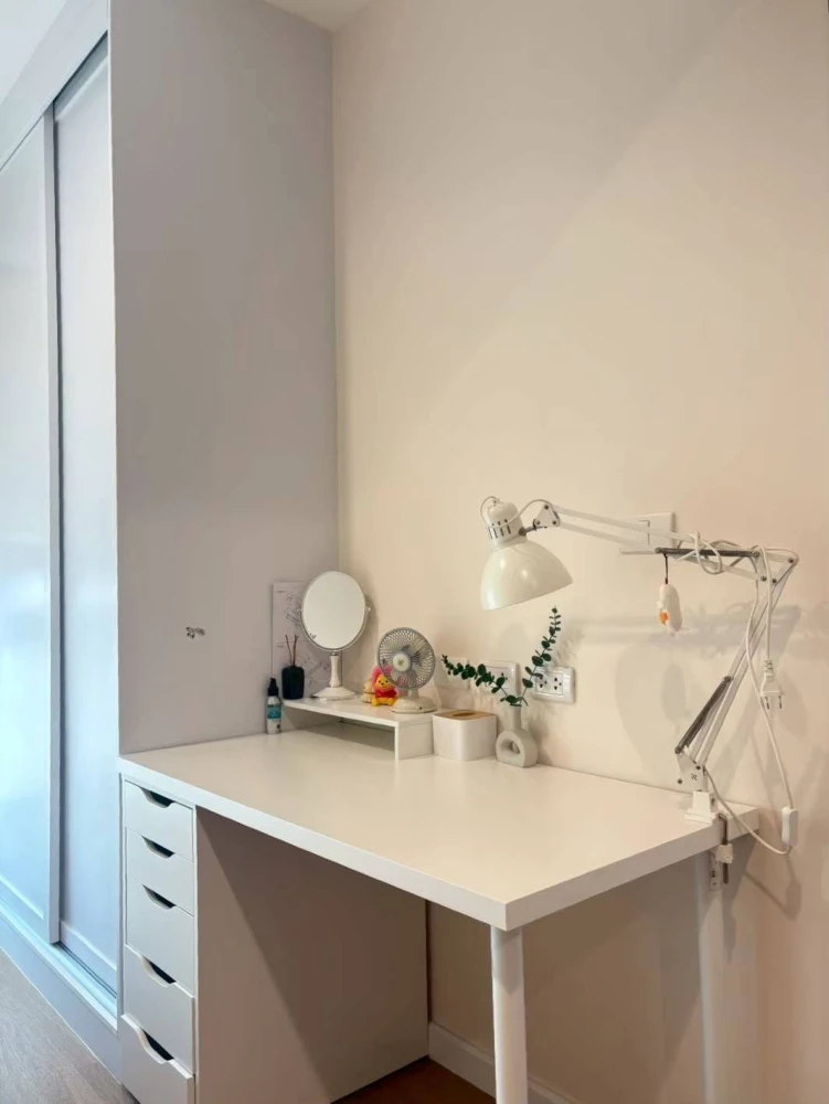 For rent: The Stage Taopoon-Interchange, 36th floor, featuring a view of the Chao Phraya River bend. This minimalist-style unit is one you shouldn't m