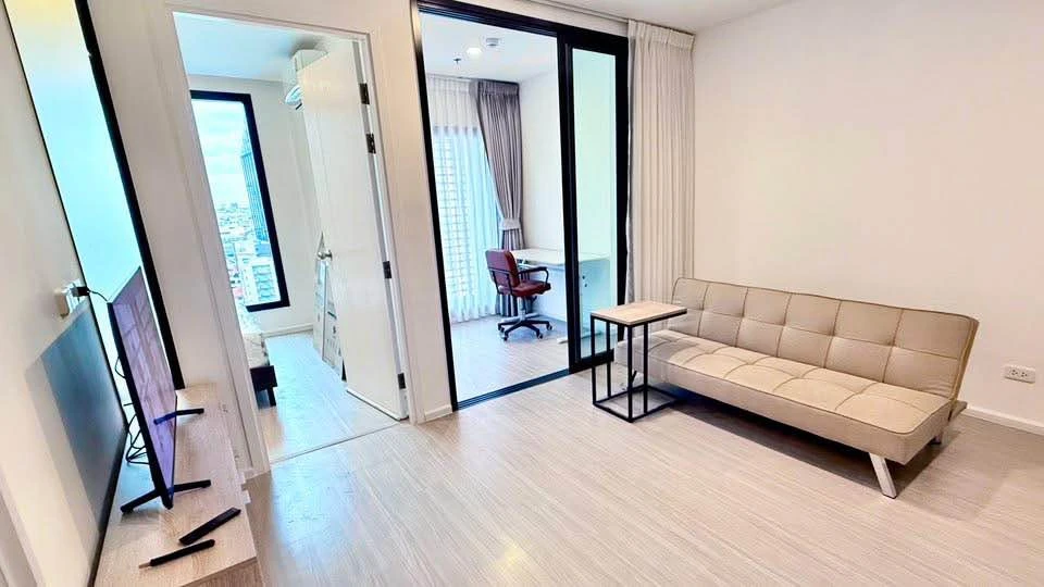 Condo for rent: Denim Jatujak. Large room, private corner room, airy and comfortable. Hurry and reserve before you miss your chance.