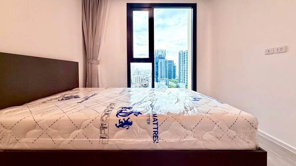 Condo for rent: Denim Jatujak. Large room, private corner room, airy and comfortable. Hurry and reserve before you miss your chance.