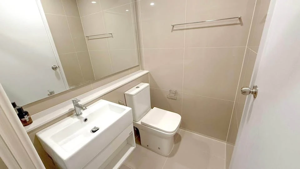Condo for rent: Denim Jatujak. Large room, private corner room, airy and comfortable. Hurry and reserve before you miss your chance.