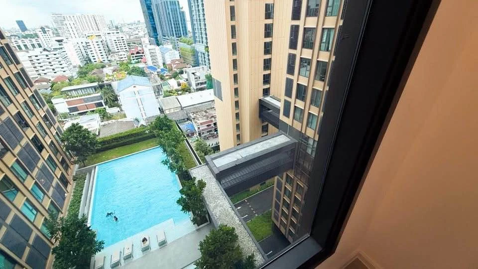 Condo for rent: Denim Jatujak. Large room, private corner room, airy and comfortable. Hurry and reserve before you miss your chance.