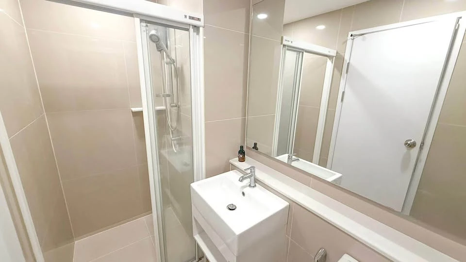 Condo for rent: Denim Jatujak. Large room, private corner room, airy and comfortable. Hurry and reserve before you miss your chance.