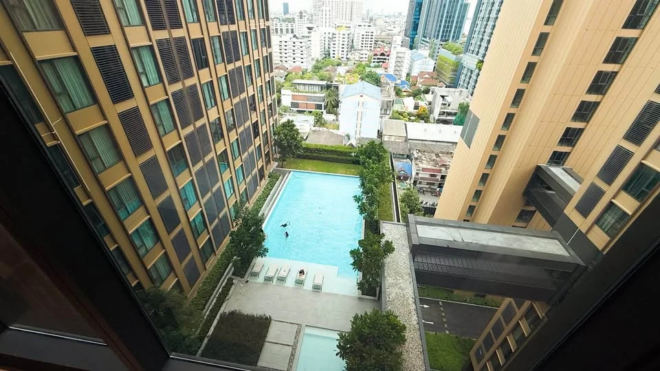 Condo for rent: Denim Jatujak. Large room, private corner room, airy and comfortable. Hurry and reserve before you miss your chance.
